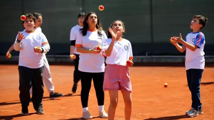 Depremzede Çocuklar Günlerini Tenis Kursunda Geçiriyor