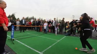 Bakan Kasapoğlu, depremzede çocuklarla tenis oynadı
