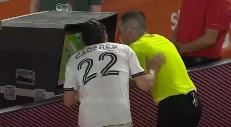 Caceres, MLS'de Hakemle Birlikte VAR'da Pozisyonu İzledi!