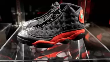Michael Jordan'ın ayakkabıları rekor fiyata satıldı!