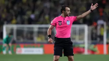 Hakem soyunma odasına zor girdi