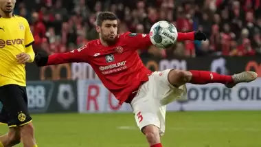 G.Saray'ın görüştüğü sol bek oyuncu belli oldu! Temsilcisi canlı yayında duyurdu...