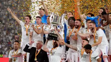 Kupayı getiren golleri atarken evi soyuldu