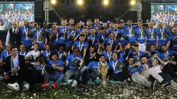 TFF 1. Lig'den Süper Lig'e Yükselen Çaykur Rizespor Kupasını Aldı