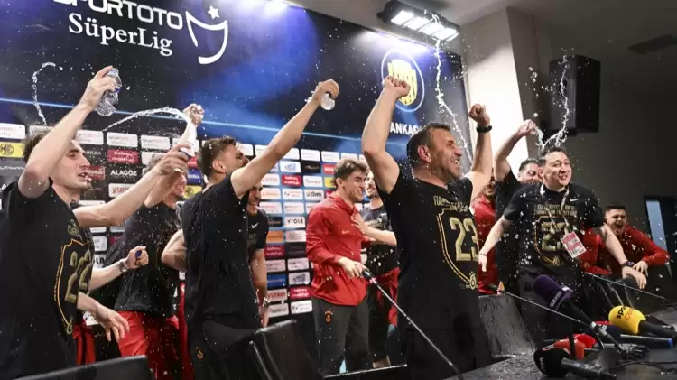 Şampiyon Galatasaray'lı futbolculardan Okan Buruk'a Sulu Kutlama