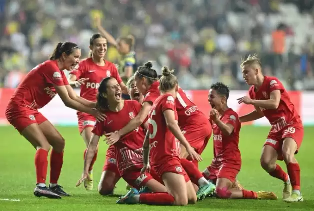 Kadın Futbol'da Fenerbahçe'yi Yenen Ankara Büyükşehir Belediyesi Şampiyonluğa Ulaştı