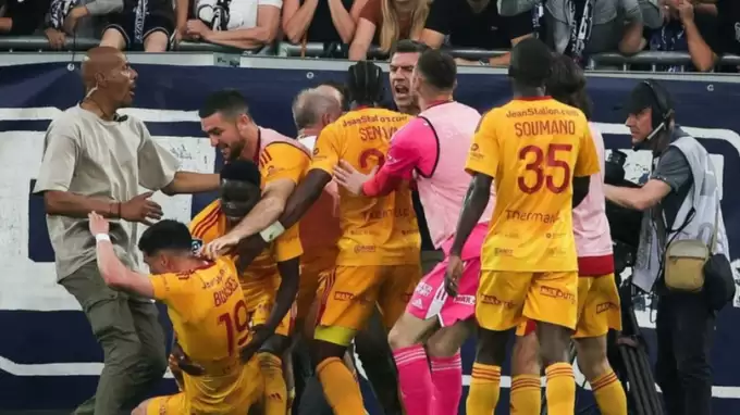 Fransa'da futbolcuya saldırı! Bordeaux-Rodez maçı yarıda kaldı