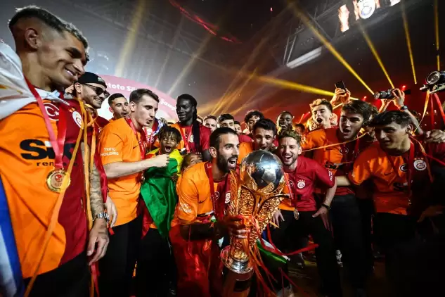 Süper Lig Şampiyonu Galatasaray, Kupayı Kaldırdı! İşte O Anlar...