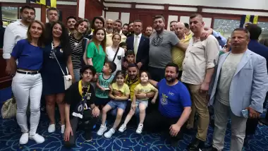 Fenerbahçe bayram yaptı! Koç, camiayla bir arada