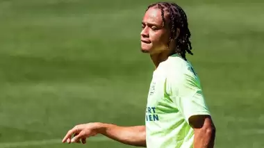 PSG, genç yıldızı Arsenal'e kaptırmadı!