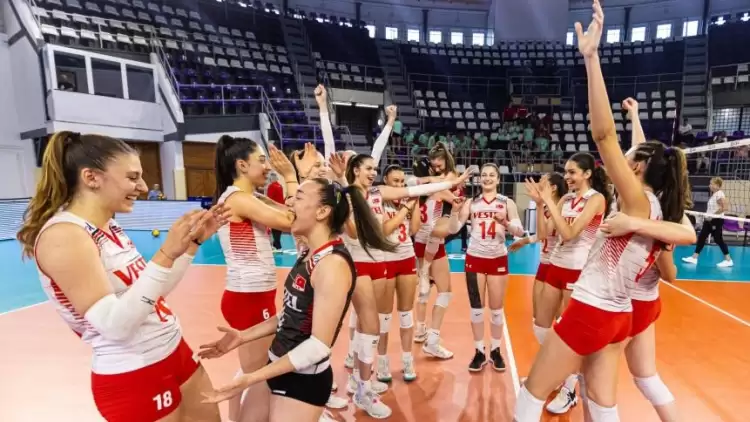 Macaristan'ı 3-0 Yenen 17 Yaş Altı Voleybol Kız Milli Takımı, Yarı Finale Yükseldi