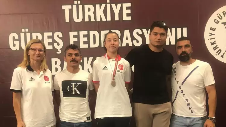 Eskişehirli Sporcu Hilal Demir Halterde Gümüş Madalya Kazandı