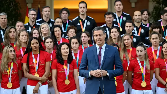 Başbakan, kadın futbolcuyu dudaktan öpen RFEF Başkanı'nın istifasını istedi