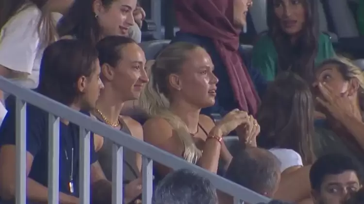 Arina Fedorovtseva ve Anna Lazareva, Eyüpspor maçını tribünden takip etti