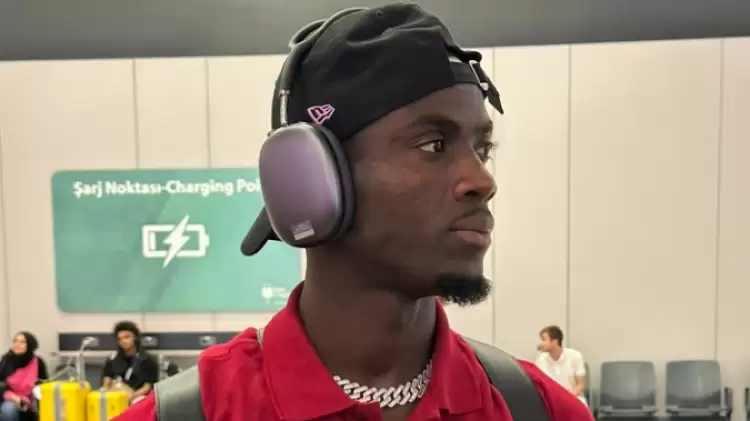 Beşiktaş'ın yeni transferi Eric Bailly, İstanbul'a geldi