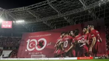 Ermenistan maçında 100. yıla özel koreografi, tribünlerde 32 bin bayrak!