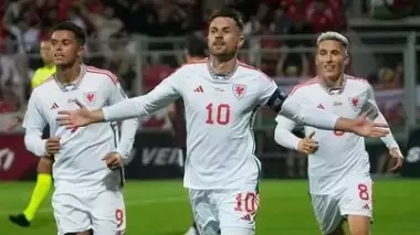 Galler, iki golle kazandı