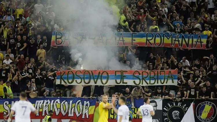 Romanya'nın Kosova maçında Kosova Sırbistan'dır pankartı açıldı
