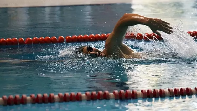 Bakırköy Ata Spor Kulübü'nün Milli Yüzücüsü Derin Toparlak'tan Gümüş Madalya