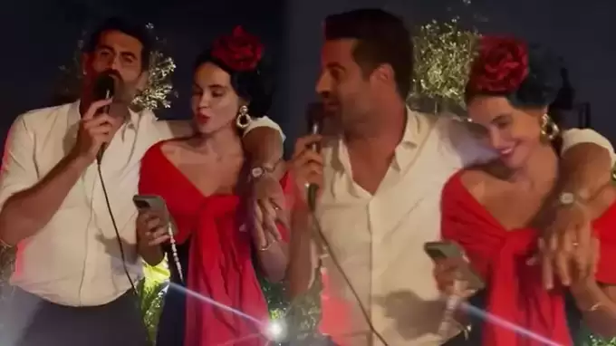 VİDEO - Volkan Demirel, eşiyle birlikte mikrofonu eline aldı!