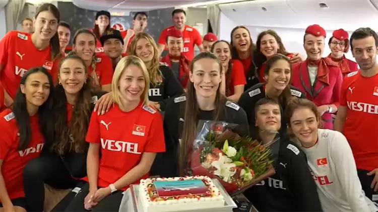 THY'den A Milli Kadın Voleybol Takımı'na uçakta sürpriz kutlama 