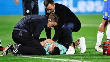 İki futbolcu çarpıştı, hayati tehlike oluşunca maç yarıda kaldı!