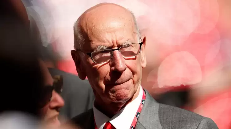 Sir Bobby Charlton: İngiltere ile Dünya Kupası kazanan Manchester United efsanesi hayatını kaybetti