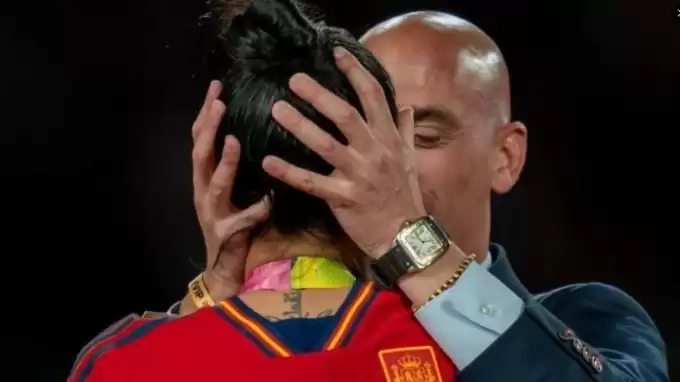 Finalde kadın futbolcuyu zorla öpmüştü! FIFA  men etti...