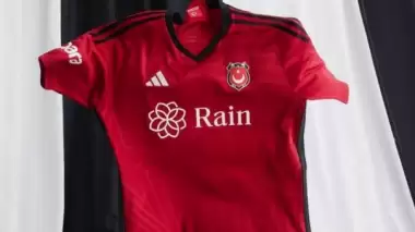 Beşiktaş'ta 100. yıl forma krizi çözüldü!