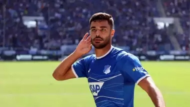 Milli futbolcu oyuna girdi kızardı!