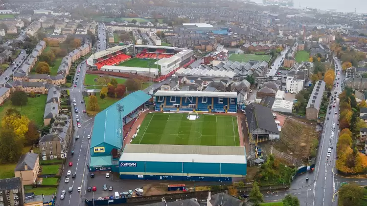 Rangers taraftarı meşale yaktı, diğer stadyumdaki yangın alarmı çaldı!