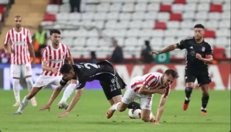 Beşiktaş'ta Salih Uçan'ın yerde kaldığı pozisyonda penaltı var mı?