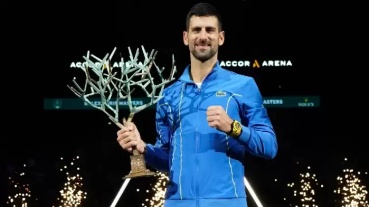 Sırp tenisçi Novak Djokovic, sezonu zirvede tamamlamayı garantiledi