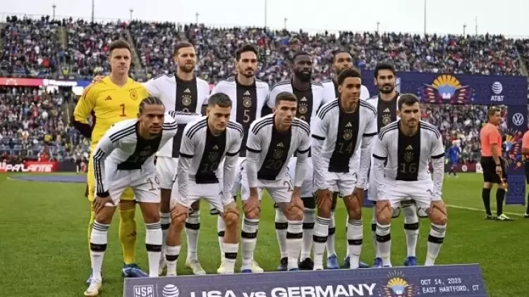 Berlin Olimpiyat'ta Türkiye maçı öncesi Alman futbolculara ıslık!