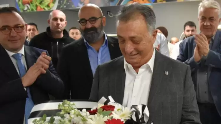 Beşiktaş Başkanı Ahmet Nur Çebi, kulüp çalışanlarıyla vedalaştı