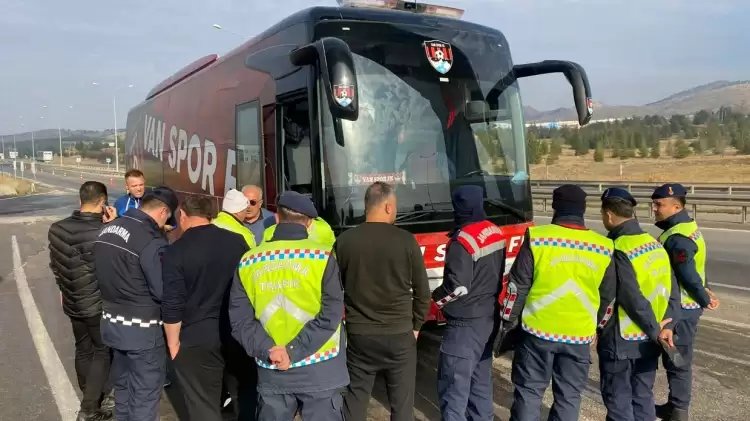 Vanspor FK takım otobüsü çevirmeye takıldı! Trafik cezası...