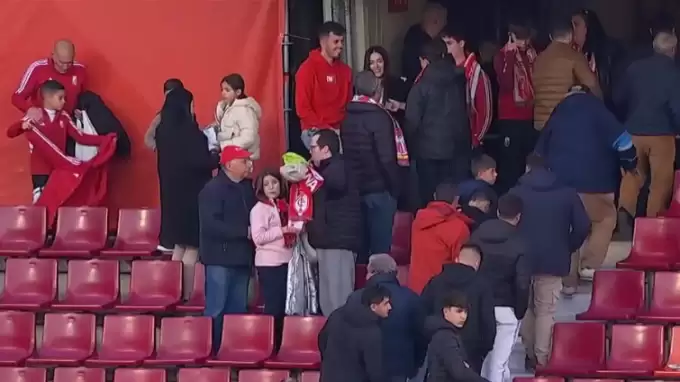 VİDEO | Taraftar hayatını kaybetti, maç ertelendi!