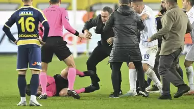 Süper Lig takımı başkanı saha içinde hakemi yumrukladı!