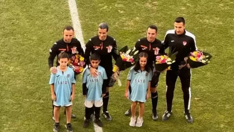 Başakşehir-Sivasspor maçı öncesi hakemlere çiçek verdi