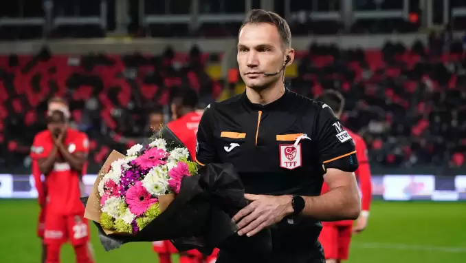 Hakemlere destek! İlk düdükte hareketsiz beklediler