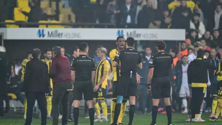 Hakemler değerlendirdi! İstanbulspor'un sahadan çekilmesine sebep olan pozisyonda karar doğru mu?