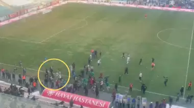 VİDEO | Bursaspor-Diyarbekirspor maçında ortalık karıştı! Uçan tekme