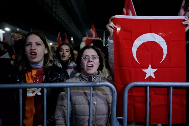 Galatasaray kafilesi yurda döndü! Taraftarlardan coşkulu karşılama!