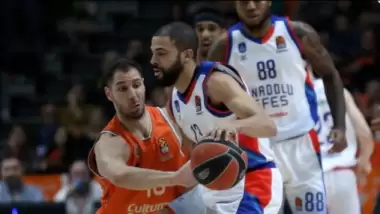 Anadolu Efes EuroLeague'de yokuş aşağı devam ediyor