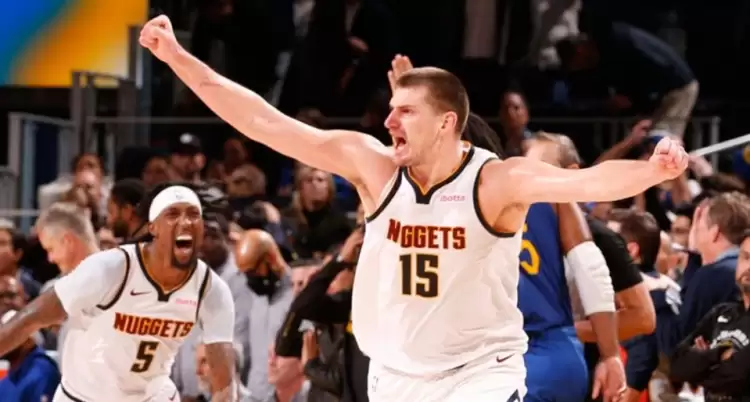 NBA'de Nuggets, Jokic'in son saniye üçlüğüyle Warriors'ı devirdi