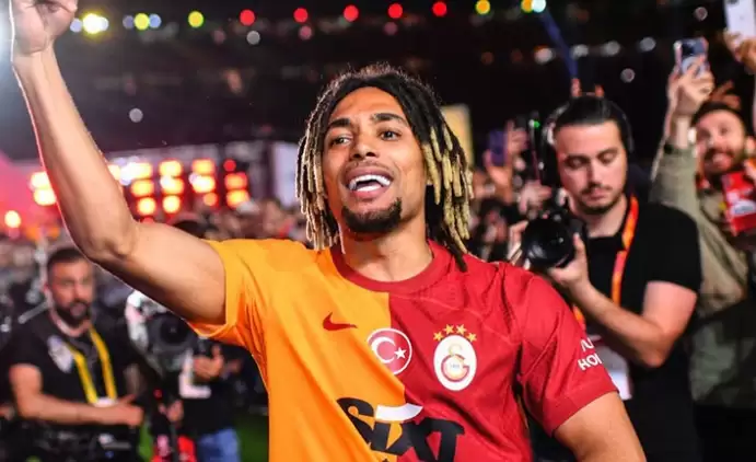 Paris Saint Germain, Galatasaray'ın sağ beki Sacha Boey'in peşine düştü