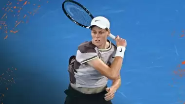 Sinner tur atladı, Jabeur elendi