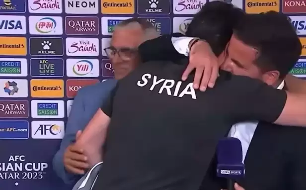 VİDEO | Canlı yayında sarılıp ağladılar! Ünlü hocanın tercümanı ve muhabir...