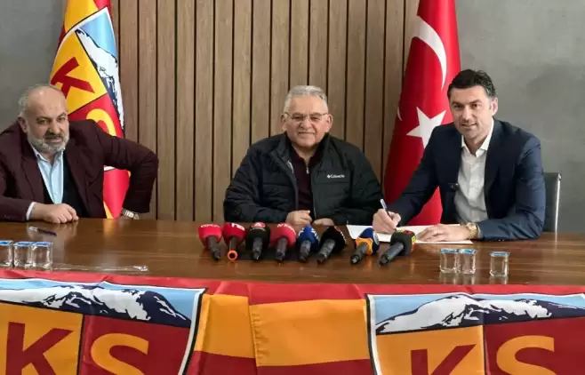 Kayserispor'da Burak Yılmaz resmen imzayı attı