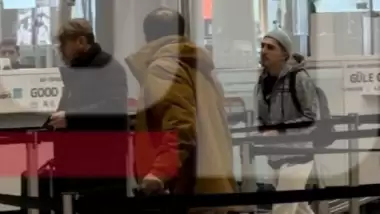İmzaya gitti! Havalimanında böyle görüntülendi...